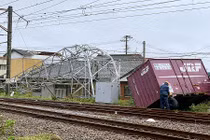 Nhật-Hàn tan hoang sau khi bão Tapah càn quét