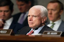 TNS John McCain nhập viện phẫu thuật đại tràng