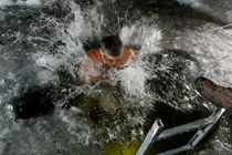 Người Chính thống giáo ngâm mình trong “nước đá” mừng Lễ Hiển Linh