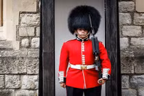 Nữ hoàng Anh suýt bị lính gác bắn chết lúc 3 giờ sáng