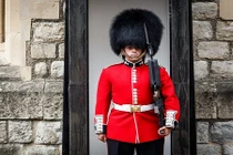 Nữ hoàng Anh suýt bị lính gác bắn chết lúc 3 giờ sáng