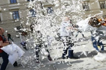 Chùm ảnh “Ngày hội choảng nhau bằng gối” năm 2016