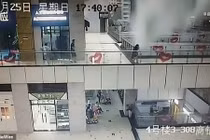 Đứng tim khách hàng bị nước hất văng trong trung tâm thương mại