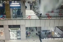 Đứng tim khách hàng bị nước hất văng trong trung tâm thương mại