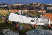 Hiện trường lật xe buýt kinh hoàng, hàng chục du khách thiệt mạng