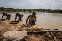 Nghề “săn” kim cương ở Châu Phi