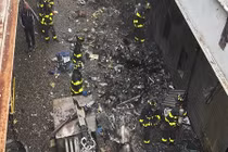 Video: Trực thăng đâm nóc nhà cao tầng, phi công Mỹ tử nạn 