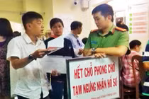 Cận cảnh 1.000 người chen nhau làm hộ chiếu ở TP HCM