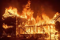 Hãi hùng cảnh cháy rừng ở California, 30.000 người sơ tán