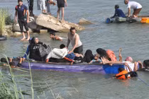 Cảnh dân Iraq mạo hiểm vượt sông chạy khỏi chảo lửa Fallujah