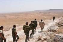 Ảnh: Quân đội Syria tuần tra khu vực mới giải phóng ở Aleppo