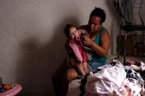 Chật vật cuộc sống người vô gia cư Brazil trong nhà máy bỏ hoang