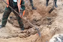 Kinh hoàng hố chôn tập thể 200 binh sĩ Syria bị IS giết