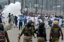 Ảnh: Đụng độ dữ dội bùng phát ở Kashmir dịp lễ Eid al-Fitr
