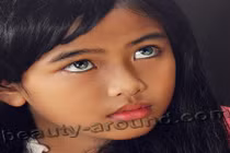 Vẻ đẹp thiên thần của bé gái Malaysia khiến ai cũng muốn nhìn