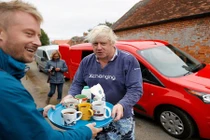 Không ngờ tân Thủ tướng Anh lại "dân dã" đến như vậy