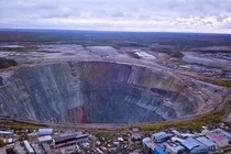 Video: Thị trấn nằm bên hố sâu khổng lồ như cửa địa ngục