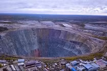 Video: Thị trấn nằm bên hố sâu khổng lồ như cửa địa ngục