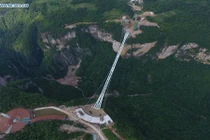 Choáng ngợp cây cầu kính cao nhất thế giới 