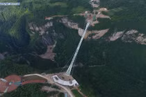 Choáng ngợp cây cầu kính cao nhất thế giới 