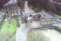 Hình ảnh ngập lụt kinh hoàng tại nước Anh