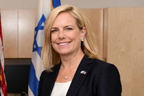 Chân dung nữ Bộ trưởng An ninh Nội địa Mỹ vừa từ chức