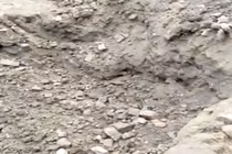 Thợ xây Trung Quốc chất 3.000 quả bom lên xe ba bánh vì tưởng là gạch