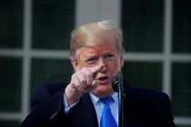 Tuyên bố tình trạng khẩn cấp quốc gia, ông Trump bị “sờ gáy“?