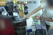 Video: Nữ nhân viên khiến tên cướp có dao sợ hãi chạy trối chết