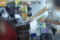 Video: Nữ nhân viên khiến tên cướp có dao sợ hãi chạy trối chết