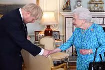 Thủ tướng Anh lừa dối Nữ hoàng Elizabeth để đình chỉ Quốc hội?