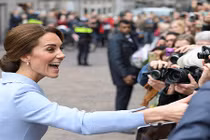 Vì sao fan không được chụp ảnh “tự sướng” với Công nương Kate?