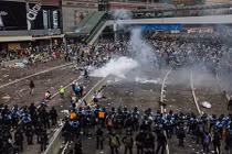 Biểu tình quy mô lớn tiếp diễn ở Hong Kong