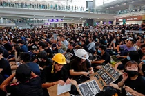 Toàn cảnh sân bay Hong Kong “tê liệt” vì người biểu tình