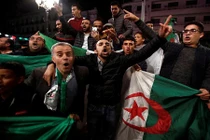 Biển người ăn mừng khi Tổng thống Algeria 82 tuổi từ chức