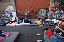 Cuộc sống người tị nạn vạ vật giữa đường phố Italy