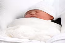 Cận cảnh gương mặt đáng yêu của tiểu Hoàng tử nước Anh