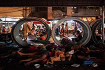 Ngột ngạt cuộc sống chen chúc ở thủ đô Manila 