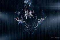 Khó tin biểu diễn nhào lộn dưới nước đẹp không tưởng