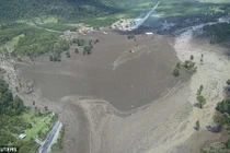 Hãi hùng cảnh lở đất “chôn sống” ngôi làng ở Chile