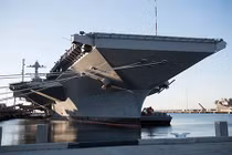 Đột nhập tàu sân bay lớn nhất thế giới 