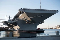 Đột nhập tàu sân bay lớn nhất thế giới 