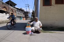 Một tháng dưới lệnh giới nghiêm: Người dân Kashmir sống sao?