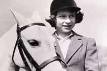 Phát sốt ảnh thời trẻ xinh đẹp của Nữ hoàng Anh Elizabeth II