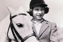 Phát sốt ảnh thời trẻ xinh đẹp của Nữ hoàng Anh Elizabeth II