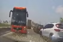 Video: Xe khách ngang nhiên đi ngược chiều trên QL1A