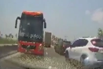 Video: Xe khách ngang nhiên đi ngược chiều trên QL1A