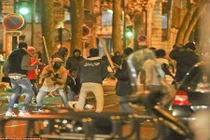 Chùm ảnh người tị nạn “hỗn chiến” trên đường phố Paris 