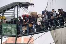 Tàu bốc cháy ngoài khơi Indonesia, 10 người thiệt mạng