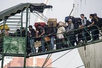 Tàu bốc cháy ngoài khơi Indonesia, 10 người thiệt mạng
